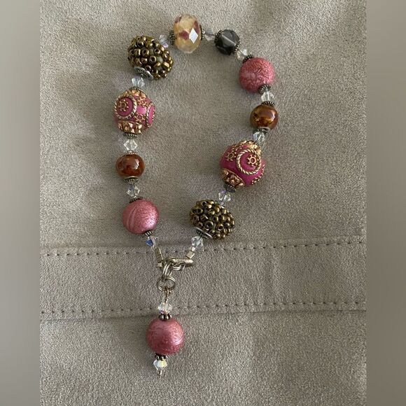 Jewelry - ☀️Pink beaded beautiful with different shades and gold